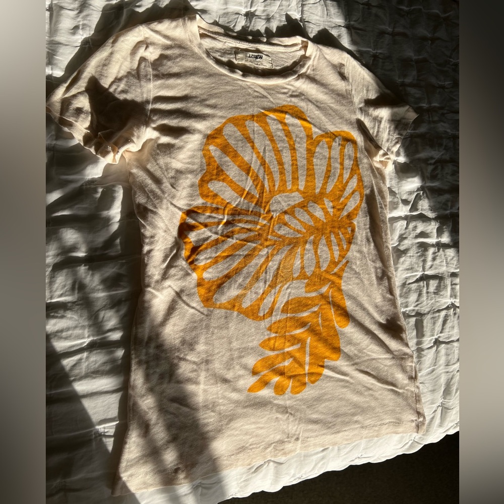Super soft vintage J crew T-shirt with orange yellowish design on the front.
